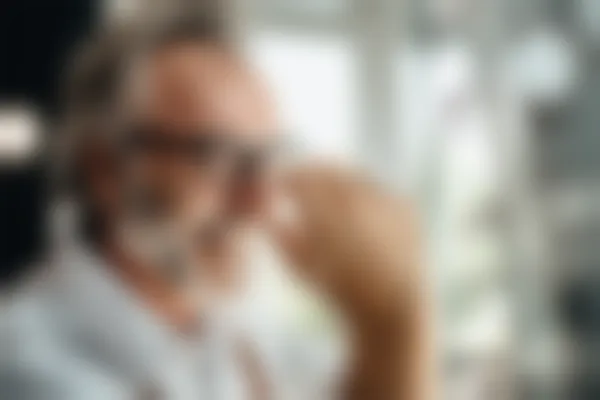 近视手术矫正的利与弊是什么？了解手术的优势与风险。